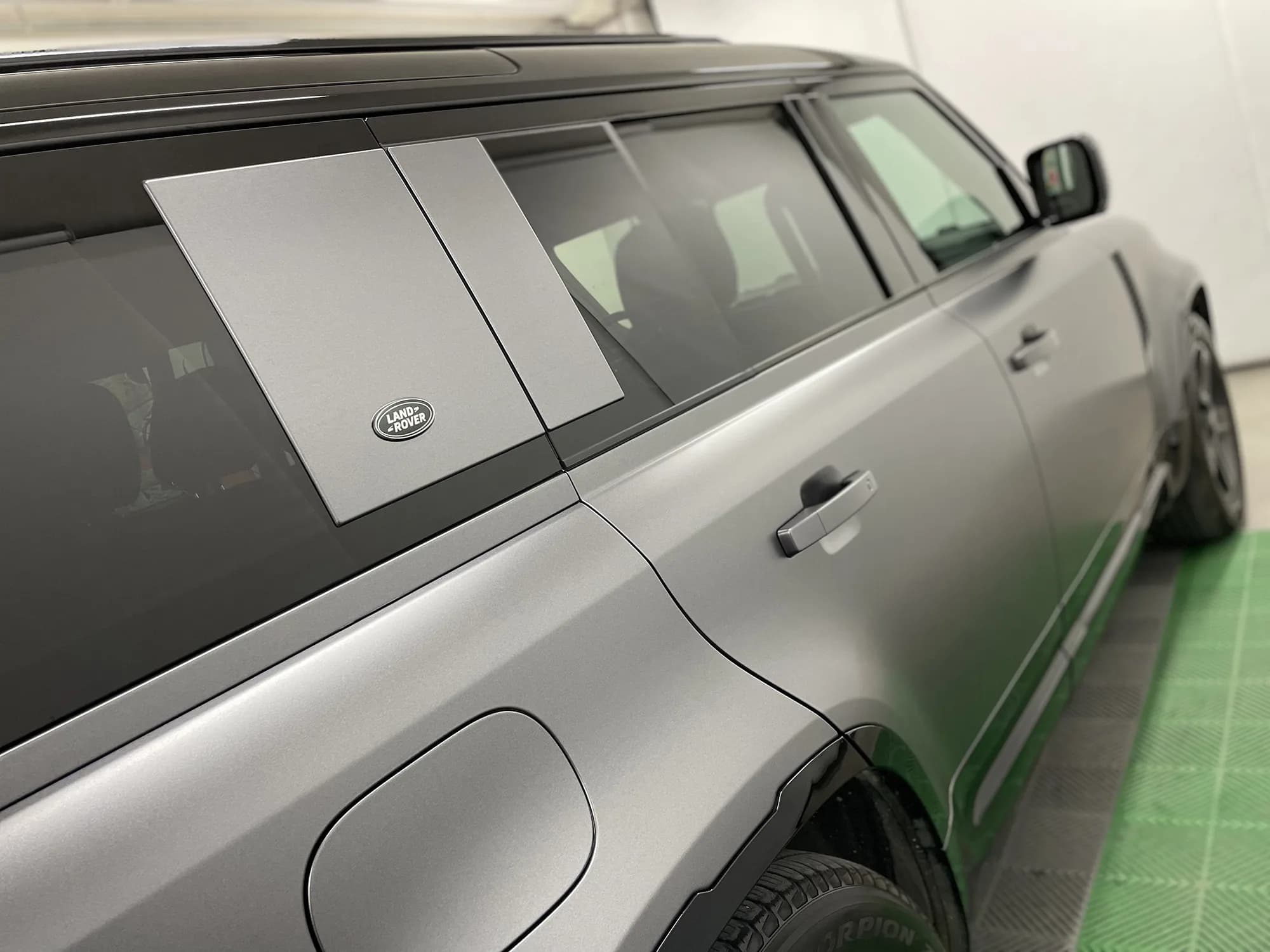 Land Rover Defender | Matte Dark Gray
